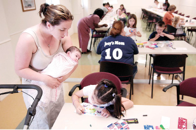 Mothers, children send wishes to soldiers for Father's Day